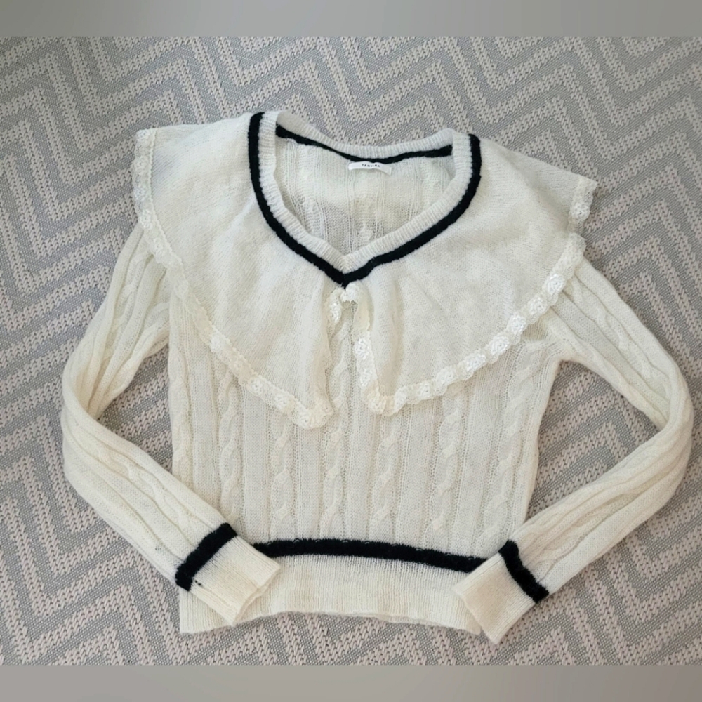 Chic Cream Cable Knit Top with Black Trims